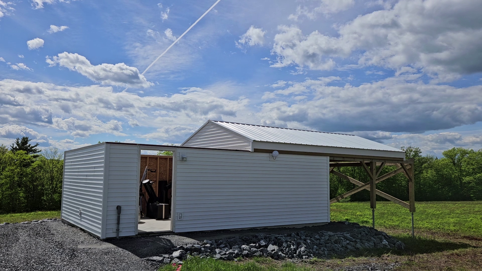 Opening and closing the roll-off roof observatory.